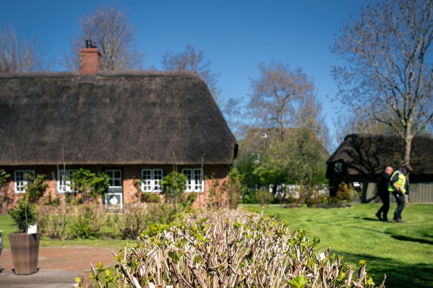 Lihs-Mitarbeiter bei der laufenden Pflege eines Gartens in Nordfriesland